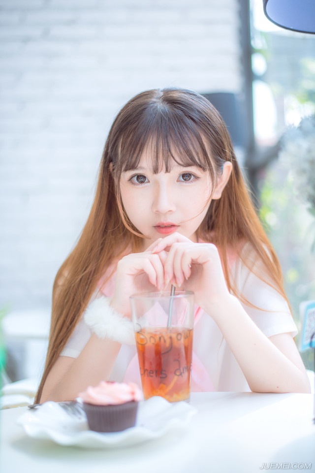 “诡计？”吕蒙翻了翻白眼，指了指周围道：“能有什么诡计？还是他们的人都在水底下埋伏着？这艘船吃水不深，里面就算有人，都不会超过十个，快去把船拖过来。”